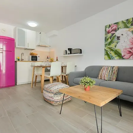 Purple Volcano Apartment, Free Access To The Fariones Sports Center Apartament Puerto del Carmen (Lanzarote)
